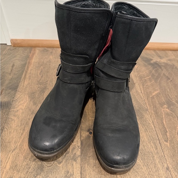 UGG Simmen Black Leather Boots - Picture 2 of 6